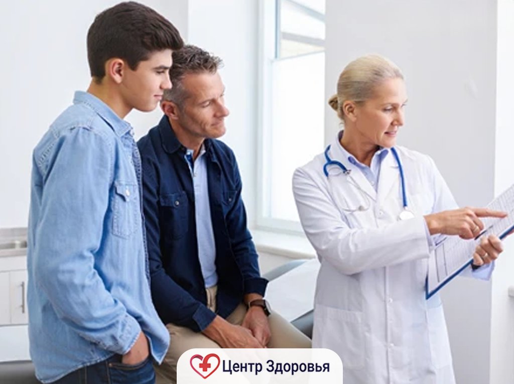 Подросток участвует в групповой терапии в реабилитационном центре